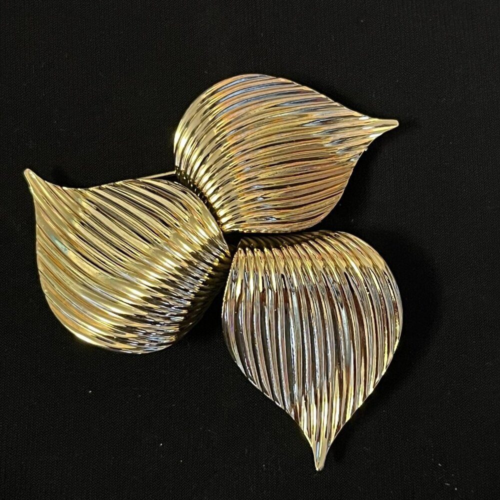 Sarah Coventry “Trillium” Brooch (1969) – Excellent Cond - Stamped Sarah Cov